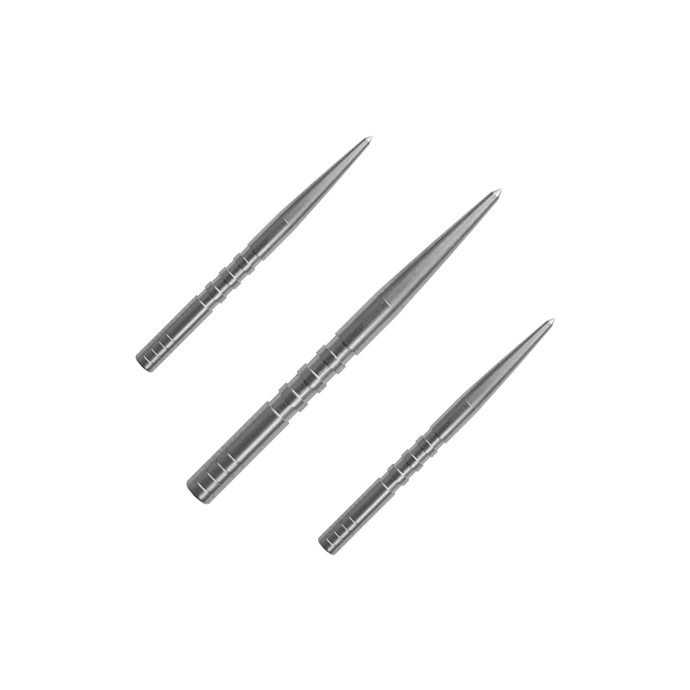 Das Bild zeigt drei silberne Dartspitzen, die nebeneinander liegen. Sie sind aus Metall und haben eine schlanke, spitze Form.